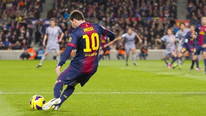Lionel Messi pass