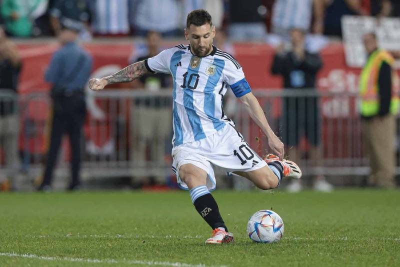 Những cú sút đáng nhớ của Messi trên sân bóng